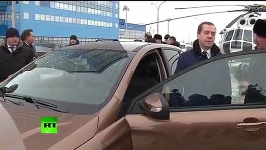 Medvedyev "Lada XRay"i test-drayv etdi - VİDEO