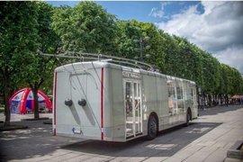 Şəhərin küçələrində şəffaf trolleybus