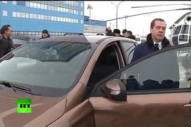 Medvedyev "Lada XRay"i test-drayv etdi - VİDEO