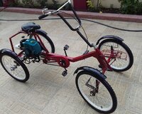 4 Təkərli Motorlu Velosiped Ve Pedalar ve motorlar isleyen v