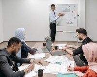 Ofisdaxili məlumat meneceri axtarılır