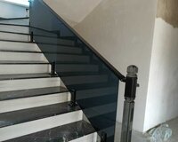 Qara şüşə ilə modern meheccer modeli