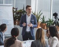 Ofis daxili menecer tələb olunur