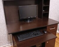 Yazı və kompyuter masası