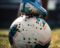 Futbol karyeralarında kömək edirik