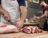 Qəssab tələb olunur