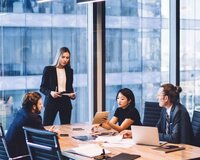 Ofisdaxili menecerlər təklif olunur