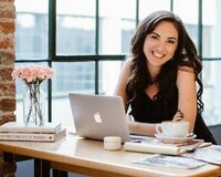 Müştəri xidməti əməkdaşı