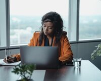 Beyəlxalq Holdinqə Ofis Meneceri Tələb olunur