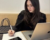 Ofis fəaliyyətləri üzrə gənc menecer