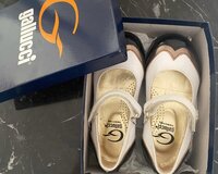 Uşaq ayaqqabisi satilir