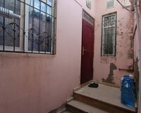 Bineqedi rayonu Bineqedi Qesebesinde merkede yol qiraginda, məktəbin düz yaninda, 2 otaq