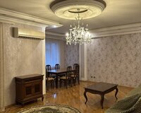 Təbriz küçəsində,28 may metrosunun 2 ci cıxışı yaxinlığında yerləşir, 3 otaq , Nərimanov rayonu