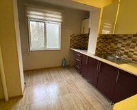 Köhnə günəşli qəsəbəsi,35ci polis bölməsinə çatmamış,yol qırağı 9 mərtəbə 3 otaq , Xətai rayonu