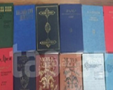 Rus dilində və kirilcə bədii ədəbiyyat satılır. Продается л