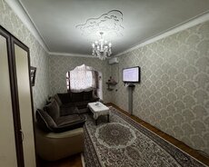 Ayna Sultanov Heykelin yanı