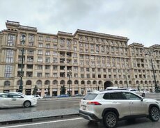 Rəssamliq Akademiyasinin yanında