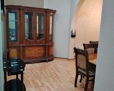 Masazirda Zeynəb markretin arxasında