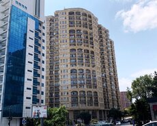 Tbilisi prospektində,"Chirag plaza"-nin yaninda