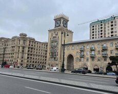 Rəssamliq Akademiyasinin yanında