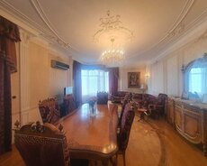 Bakı Dövlət Sirkin yanı