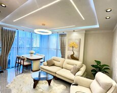 28 may, Triumf palace