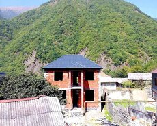 Qax rayonu,İlisu kəndi,Bucaq məhlədə 3 sotda yarımtikili ev