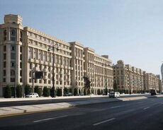 Rəssamliq Akademiyasinin yanında