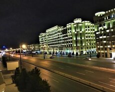 Rəssamliq Akademiyasinin yanında