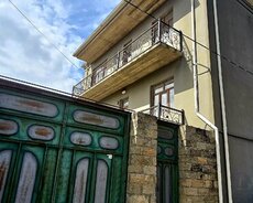 Mehdiabadda 3 mərtəbəli həyət evi satılır