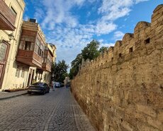 İcerişeherde 4 otaqli ev kiraye verilir