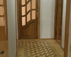 Abş səfirliyinin arxasında, şəhərin mərkəzində