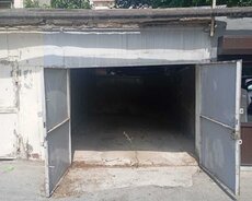 Ayna Sultanova heykeli yaxinliginda kupcali qaraj satilir