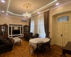 Şəhərin mərkəzində Azerin hədiyyələrinin qarşısı
