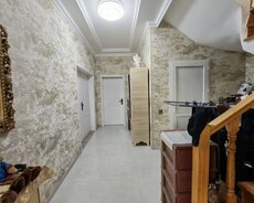 Mektebe yaxin 2.Mertebeli ev satilir