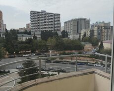 İnşaatcılar prospektində 3 otaqlı təmirli mənzil satılır