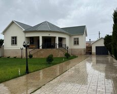 Albalılıqda həyət evi satılır