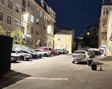 Masazırın girişində kupçalı əşyalı mənzil