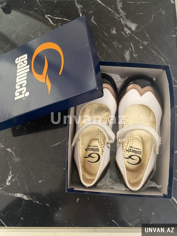 Uşaq ayaqqabisi satilir Uşaq ayaqqabisi satilir