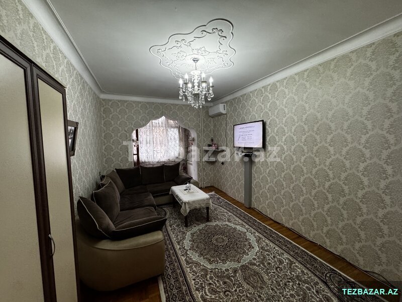 Ayna Sultanov Heykelin yanı Ayna Sultanov Heykelin yanı